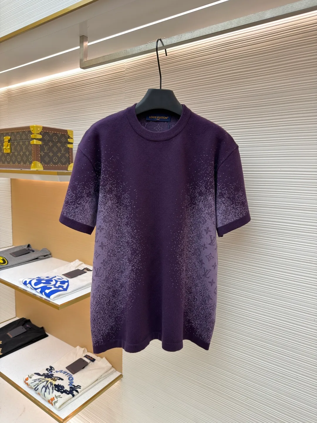 LOUIS VUITTON letter dark pattern jacquard gradient knitted sweater short sleeves ●Original version: purchased and developed for 11300 ●Item number: 1682321-A95 ●Fabric: cotton fabric ●Technology: knitted production ●Color: purple gradient ●Version: fitted version ●Weight: about 485 grams ●Size: S-M-L-XL ●Description: This Louis Vuitton purple knitted short-sleeve is woven with high-count worsted wool blended yarn. A 16-needle fine plain weave base is created by a double needle bed knitting machine to ensure that the fabric is stiff and skin-friendly. The body of the garment uses a gradient inkjet printing process, using digital inkjet printing technology with micron-level precision positioning, to attach purple-toned metallic glitter to the knitted surface in a gradient pattern from dark to light. The glitter particles are treated with high-temperature color fixation, making them resistant to friction and not easy to fall off. The neckline adopts double-layer ribbing process, which is not easy to deform after pre-shrinking treatment. The shoulders are designed with seamless one-piece raglan sleeves to reduce seam friction. The overall cut is a micro-profile off-shoulder version, combined with invisible side slits, which not only ensures wearing comfort, but also presents a high-end three-dimensional wearing effect. Every craft detail is polished in accordance with the brand's strict quality control standards. The overall wiring is straight and delicate, the fabric is comfortable and soft, and the color is consistent without color difference. It can be matched with the same style to create a fashionable look and control various occasions. Customized accessories, complete with three standards, same style for men and women!